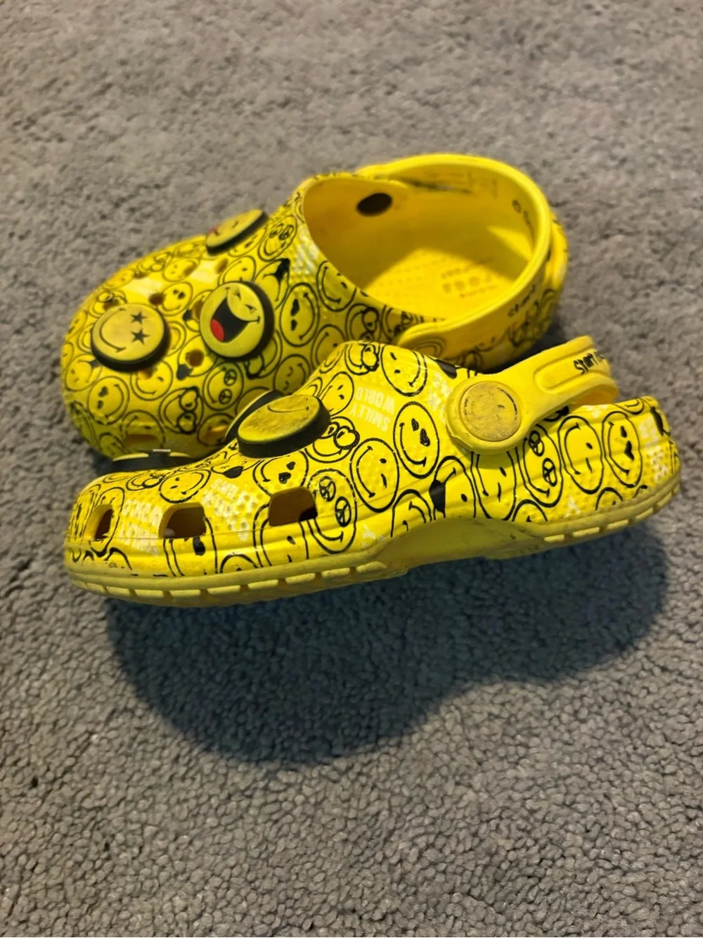Smiley world crocs collab 10c